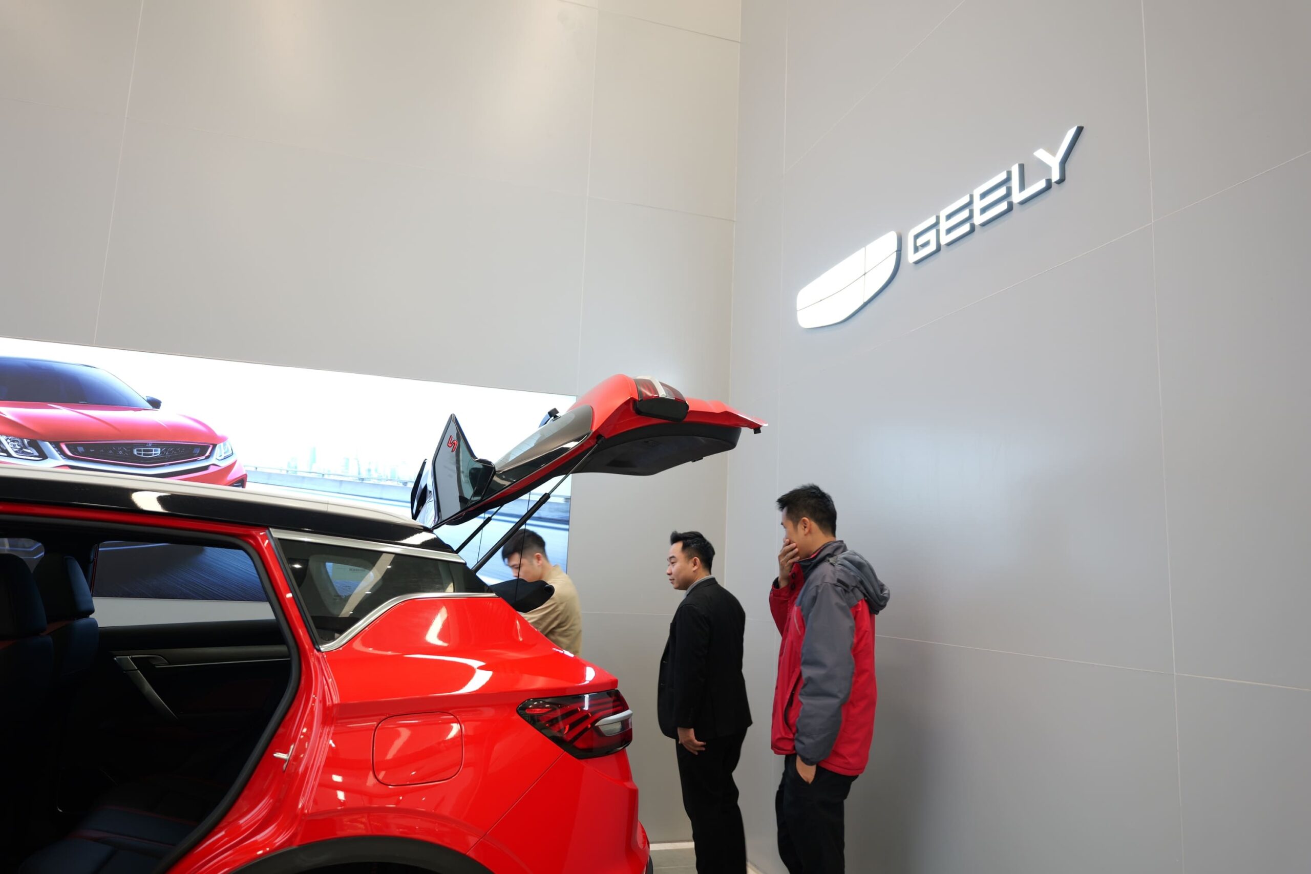 Đội ngũ Geely Tây Ninh hỗ trợ khách hàng nhiệt tình