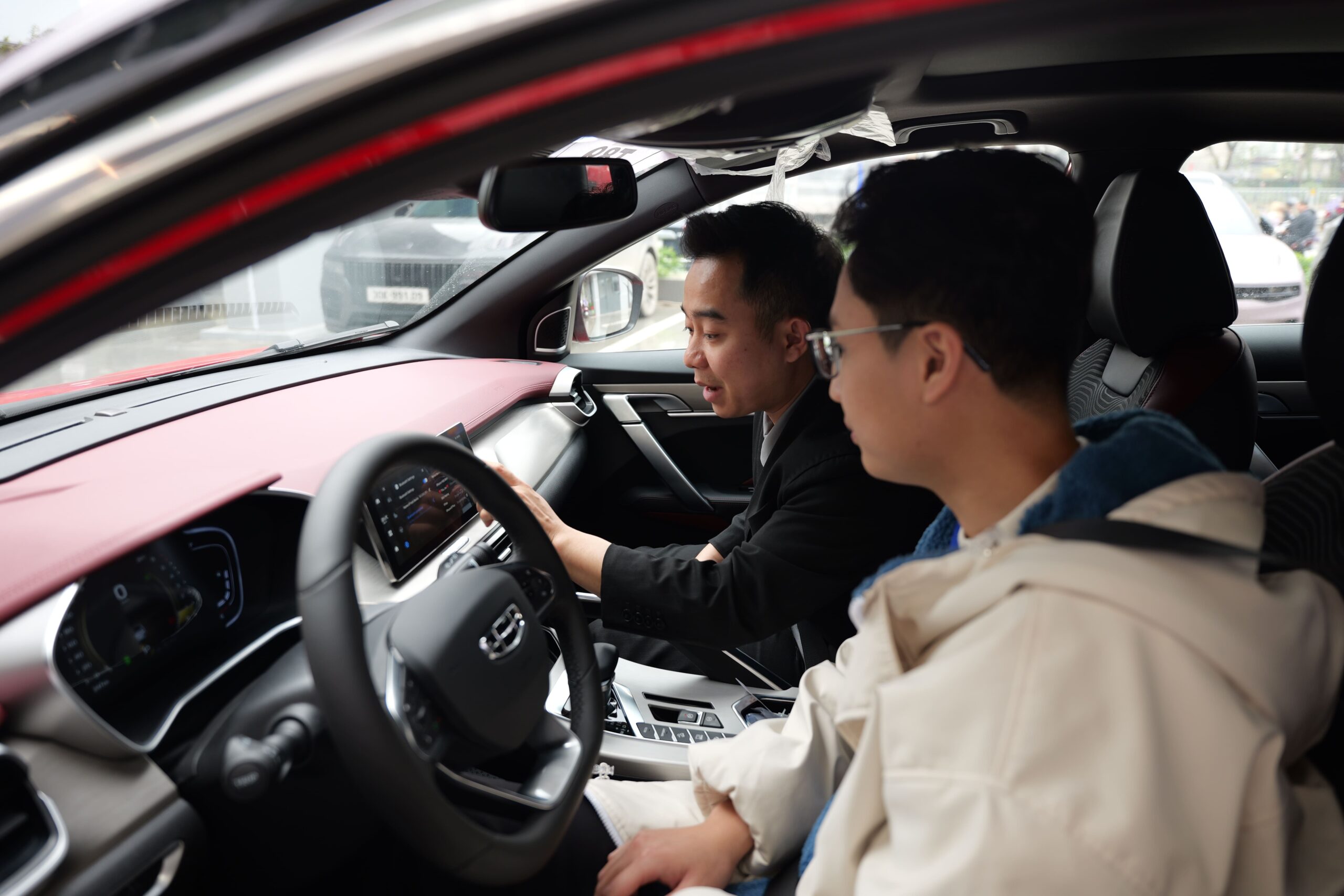 Khách hàng trải nghiệm sự kiện lái thử tại Geely Giải Phóng